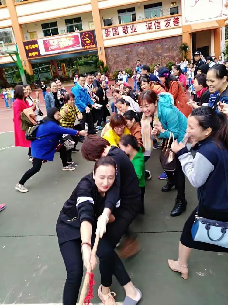 包含精彩对抗持续上演，观众一路欢呼呐喊的词条