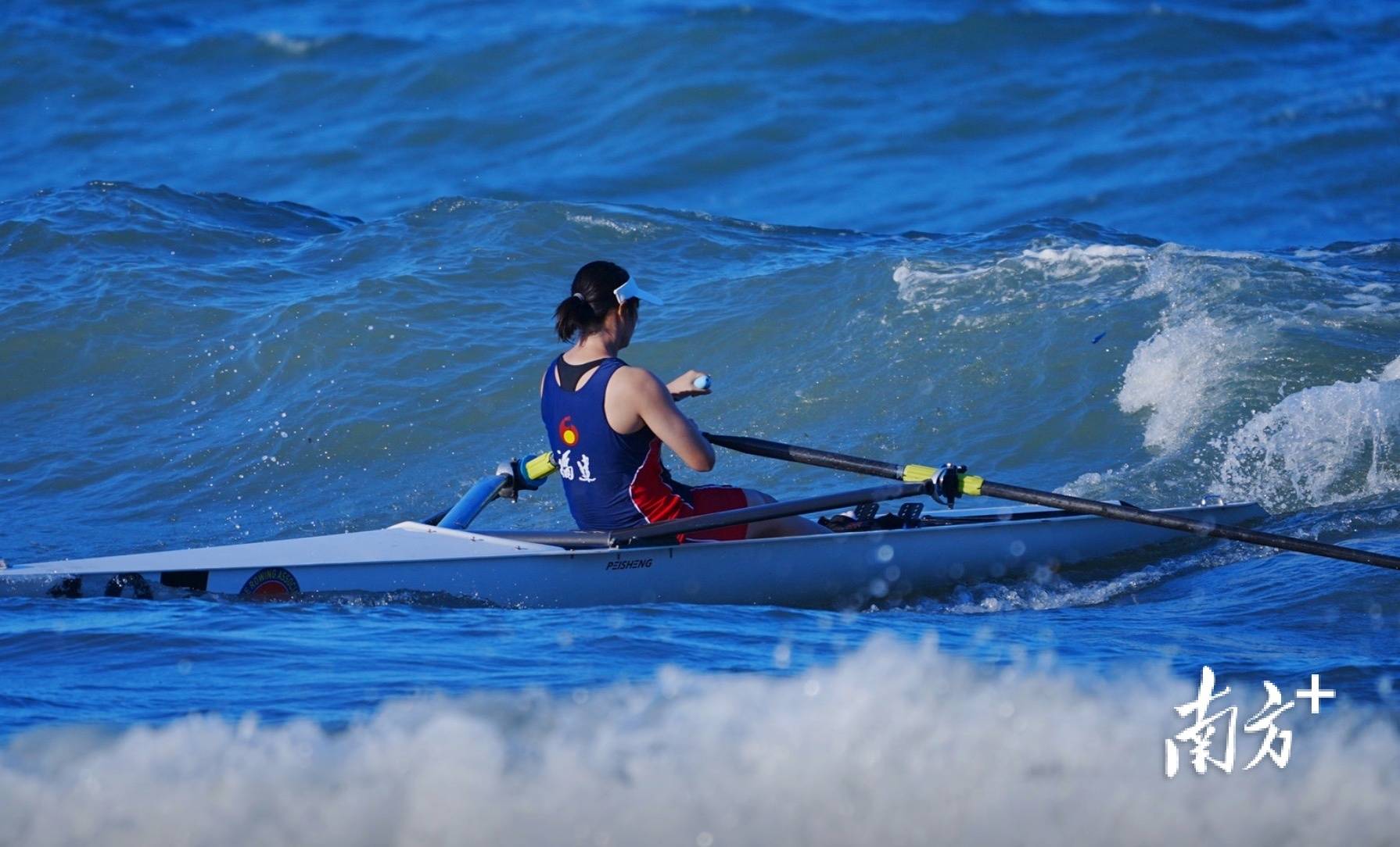 意大利选手获得赛艇项目冠军