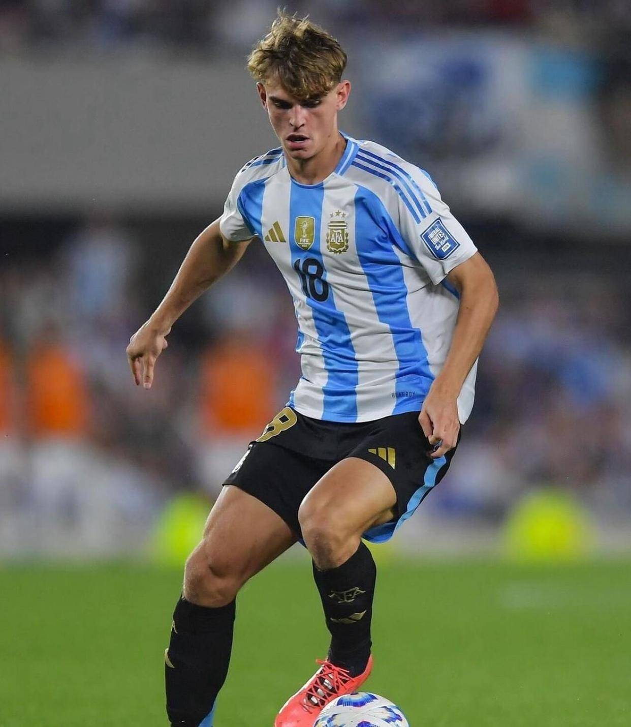 关于梅西领衔阿根廷国家队备战南美世预赛的信息