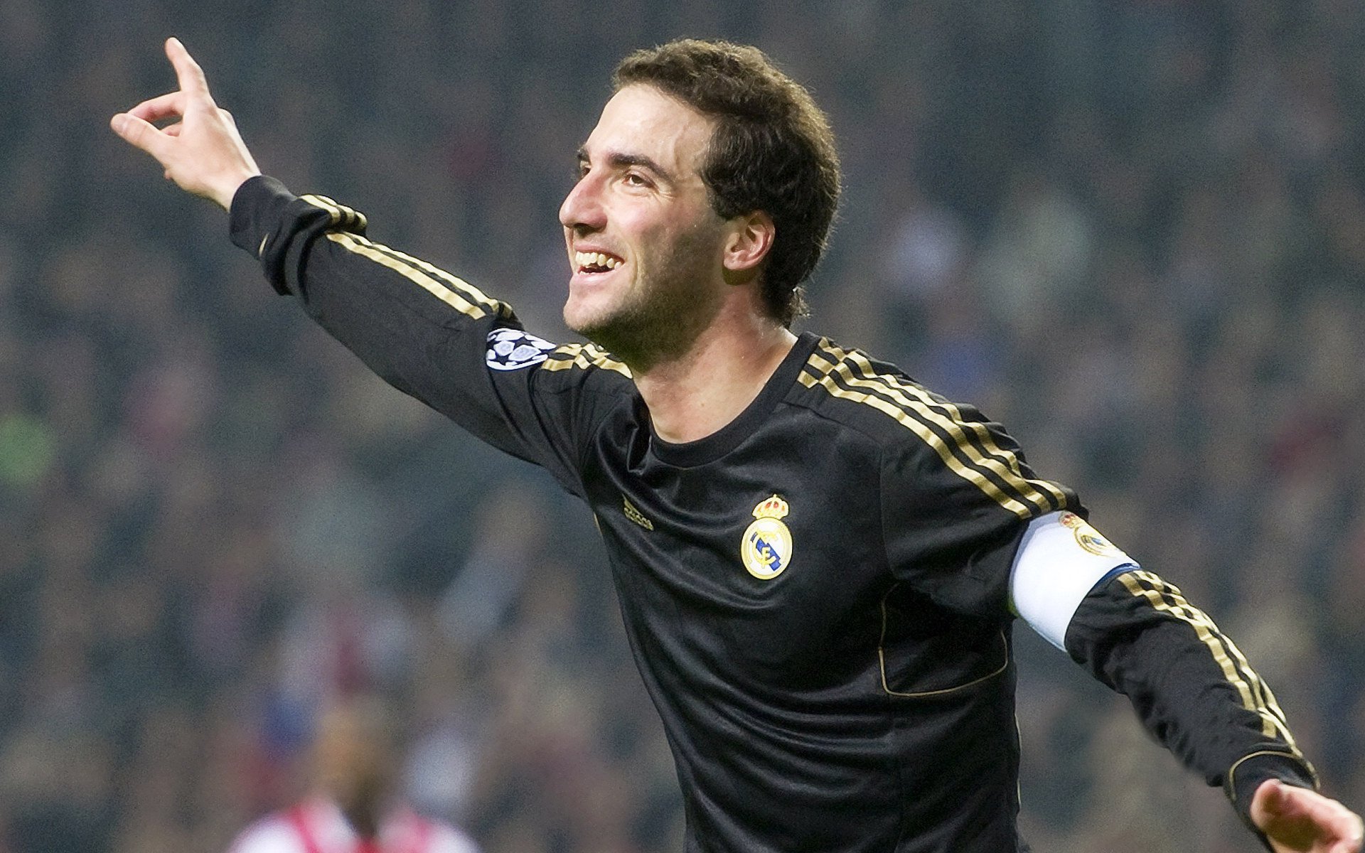 浓眉引擎轰鸣，F1街道赛之夜的攻防转换核心